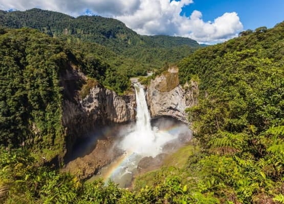 Les piscines d’eau chaude de la ville thermale de Baños, alimentées par le volcan Tungurahua