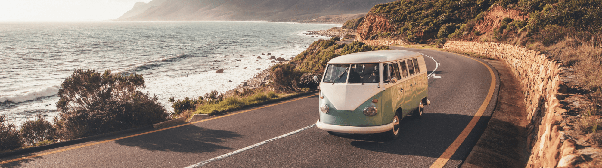 Un van sur la route au bord de mer