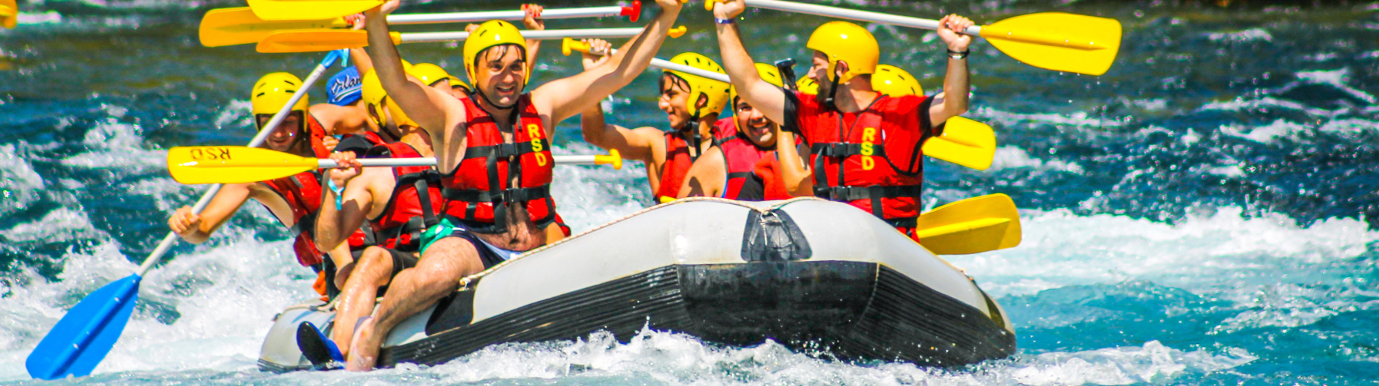 Des personnes qui font du rafting