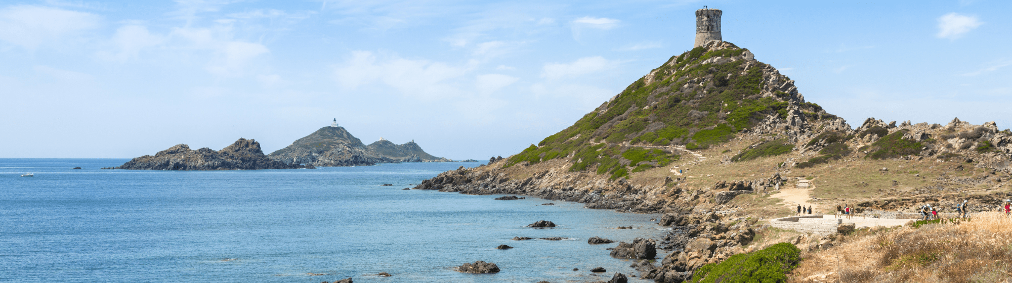 Un sentier au bord de la mer