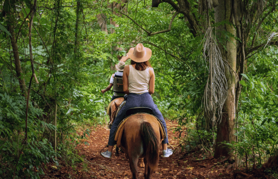 Femme qui fait du cheval