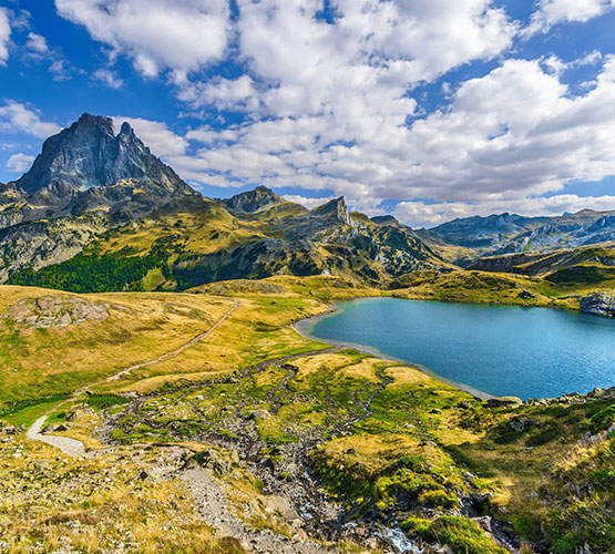 Une vue sur un lac en pleine montagne dans la châine des Pyrenées
