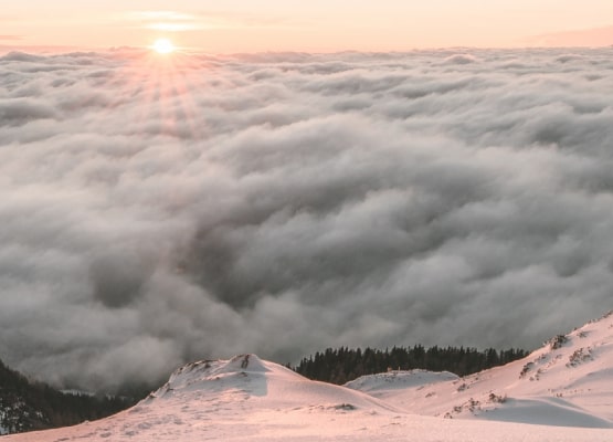 La mer de nuages vu du haut de la montagne