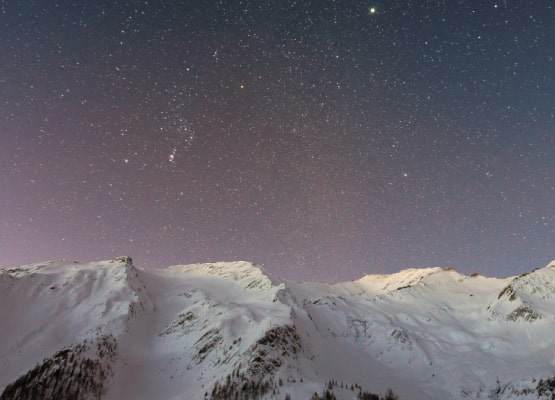 Le ciel étoilé avec la montagne enneigée