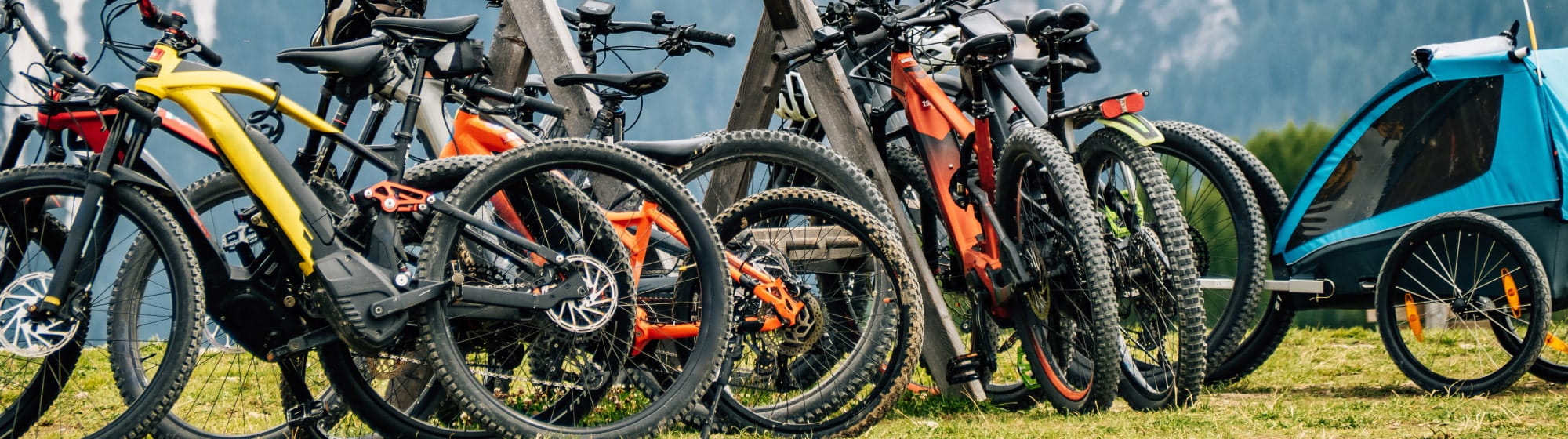 Des vélos déposés dans un refuge au milieu de la montagne