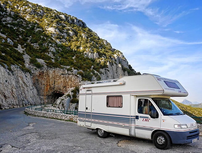 Une caravane en bord de route