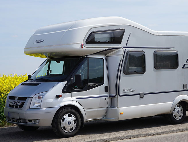 Un camping car gris sur une route