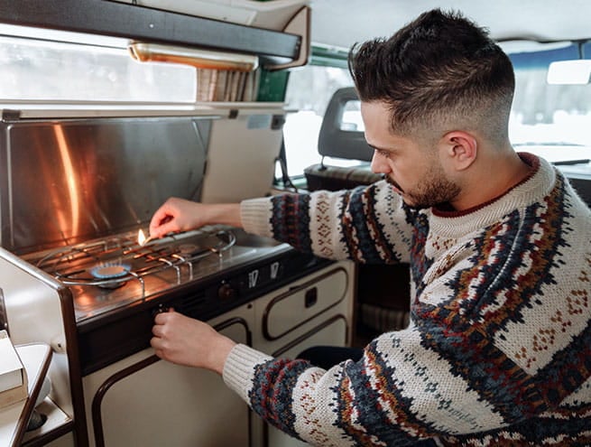 L'homme allume les plaques avec du gaz