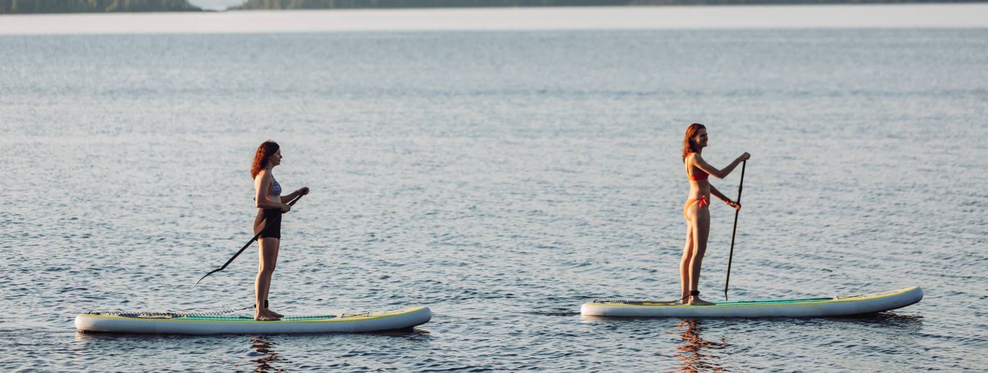 Deux femmes qui pagayent sur un paddle