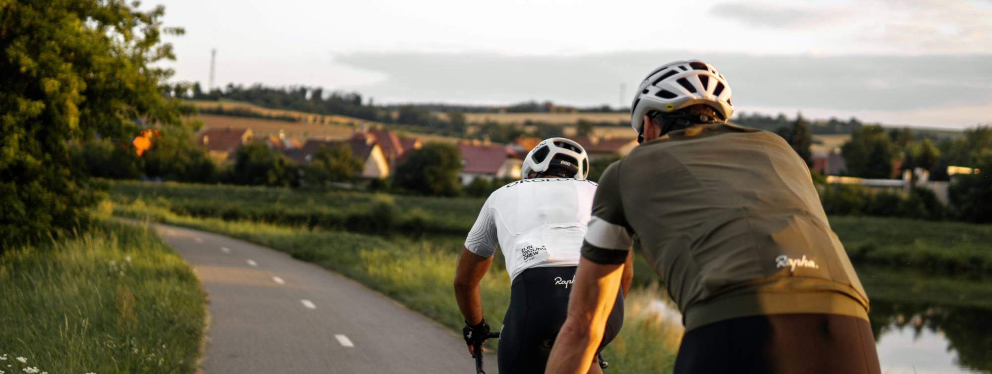 2 cyclistes sur une route