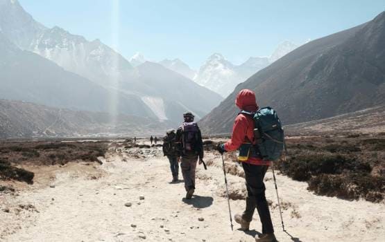 Un groupe qui randonne en montagne