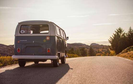 Un van type année 80 qui roule