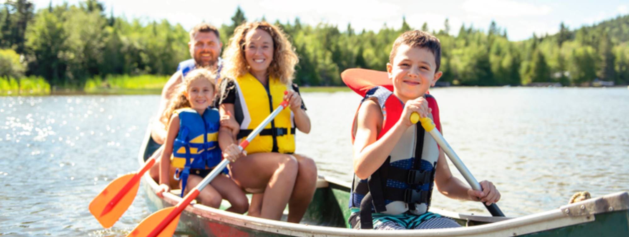 Une famille sur un canoe