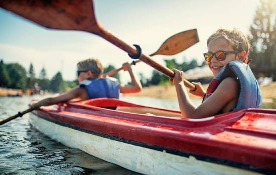 2 enfants sur un canoe