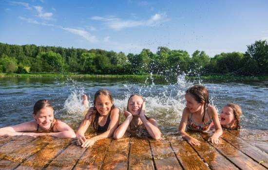 Des enfants sur le ponton d'un lac 