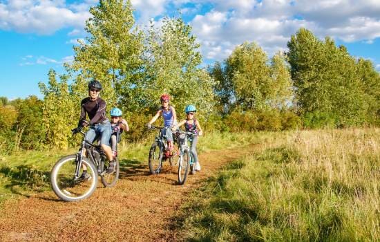 Une famille faisant de vélo