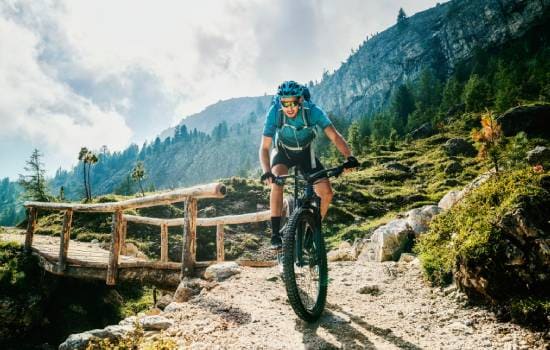 Un homme pratiquant le VTT en montagne