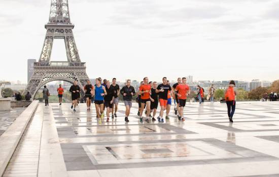 groupe de personnes qui courent sur le Trocadéro 