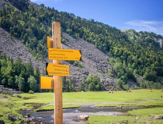 les panneaux de signalisation pour les randonnées