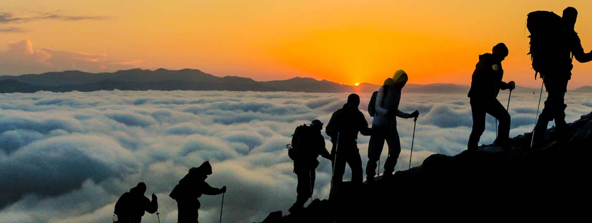 Des randonnées grimpent la colline