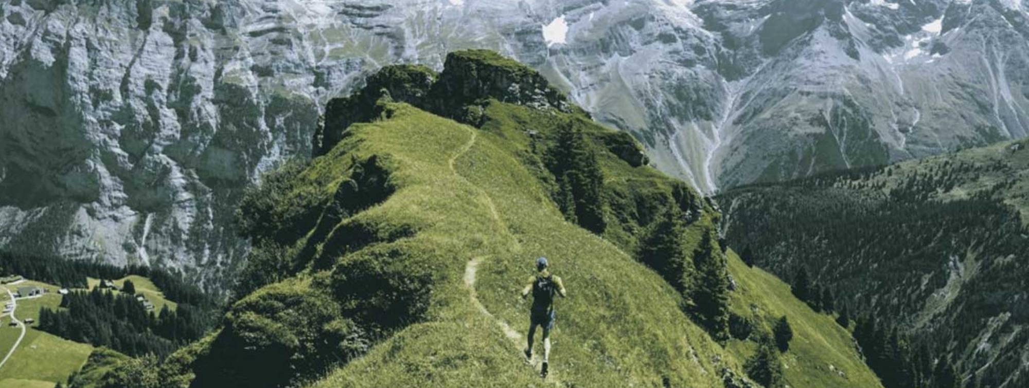 Un runner fait du trek en montagne