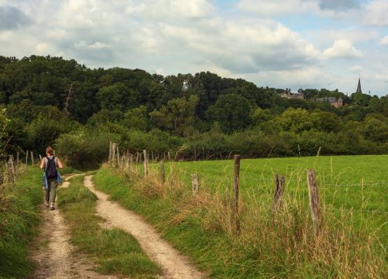 une femme qui marche sur un sentier