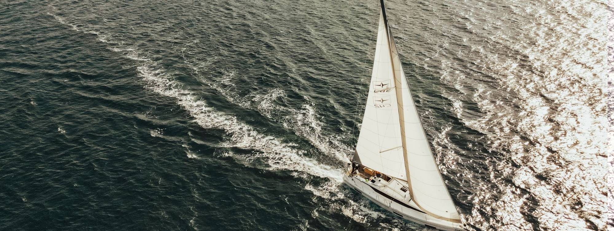 Un voilier sur la mer 