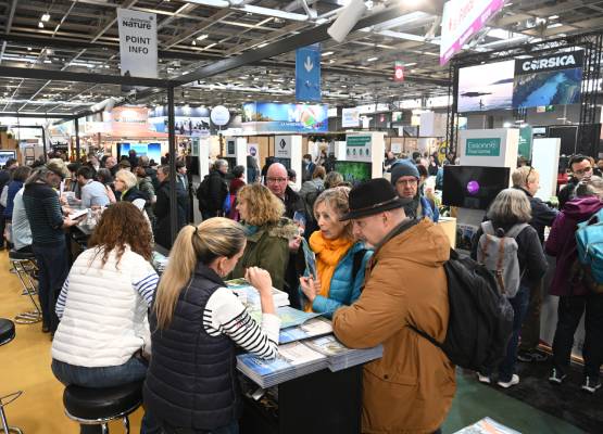 des visiteurs qui parlent à des exposants dans le salon
