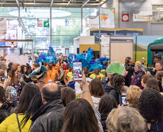 L'ambiance du salon au milieu des allées