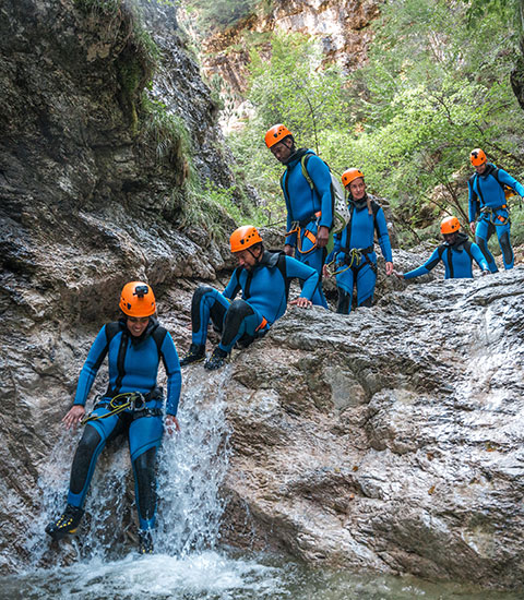 Une activitée canyoning dans le courant de la montagne