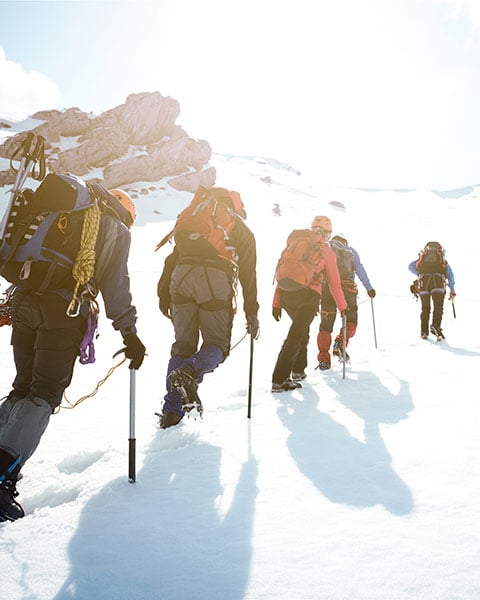 Une randonnée sur une montagne enneigées