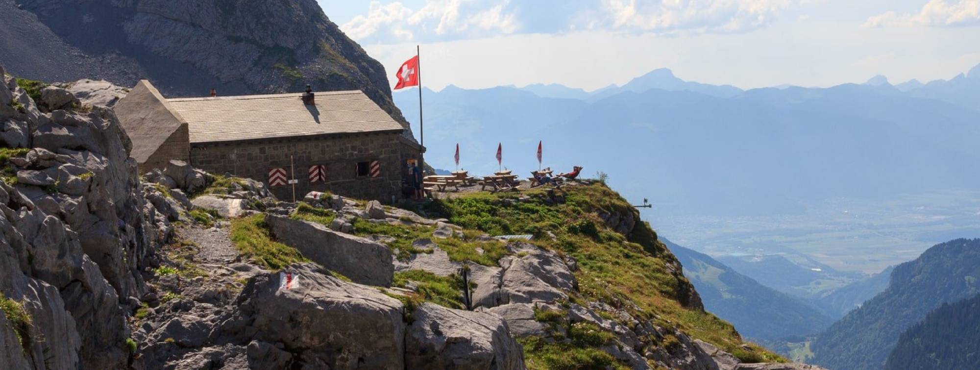 Un refuge en pleine alpes Suisse avec une vue à vouper le souffle sur les montagnes.