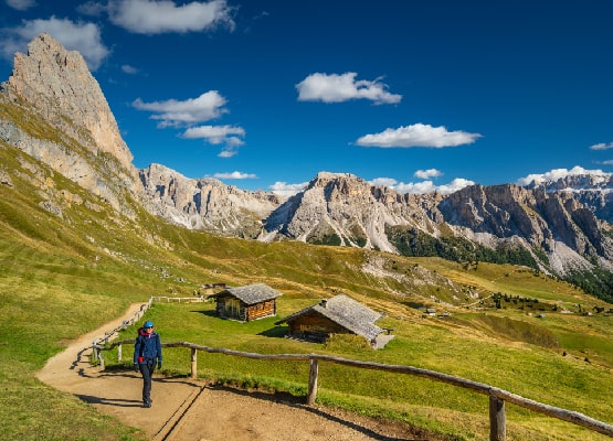 Une image des montagnes et des refuges situés en pleine montagne. 
