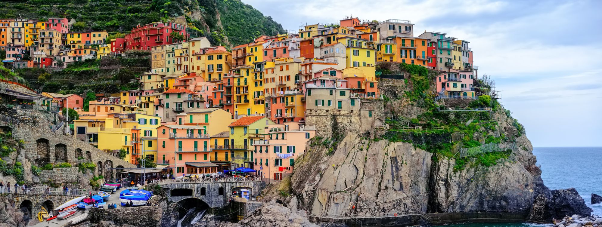 Vue panoramique des maisons colorées perchées sur les falaises du village de Manarola, dans les Cinque Terre en Italie.