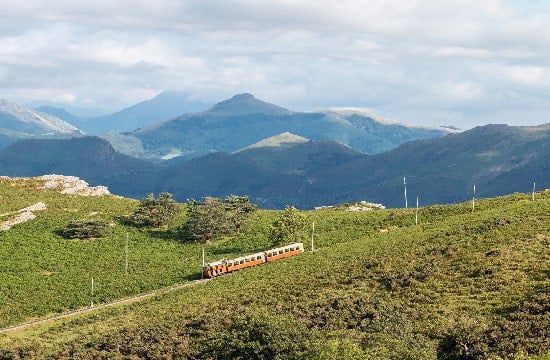 Le train de la Rhune en pleine montagne. 