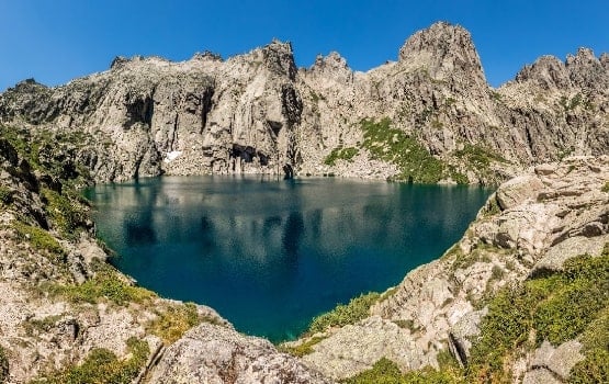 Un lac en plein milieu des montagnes.