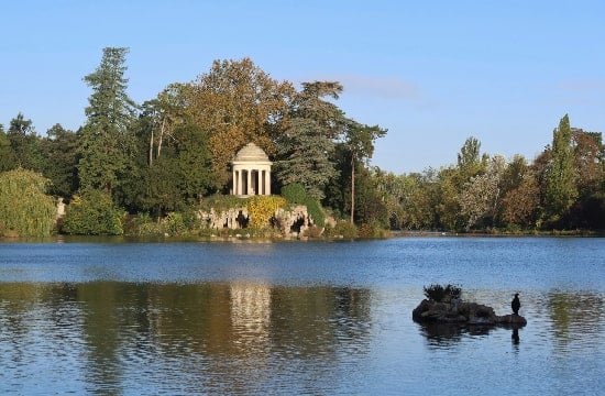 Image du bois de Vincennes avec son lac. 