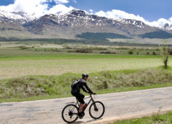 Un homme qui fait du vélo