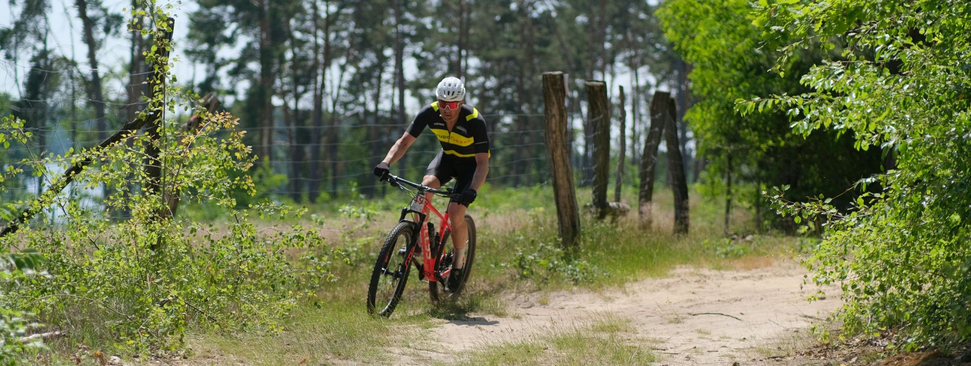 Un homme qui fait du vélo dans un champ