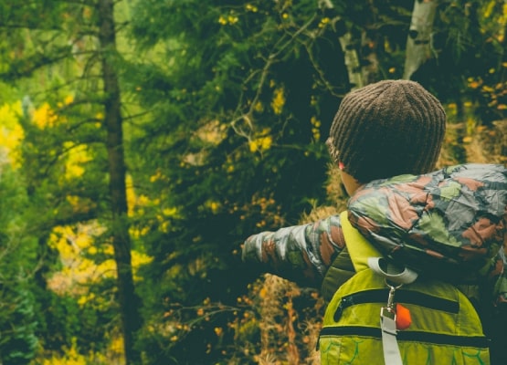 Un jeune garçon se balade dans la forêt