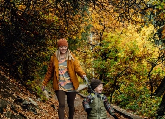 Une maman promène son fils dans la forêt