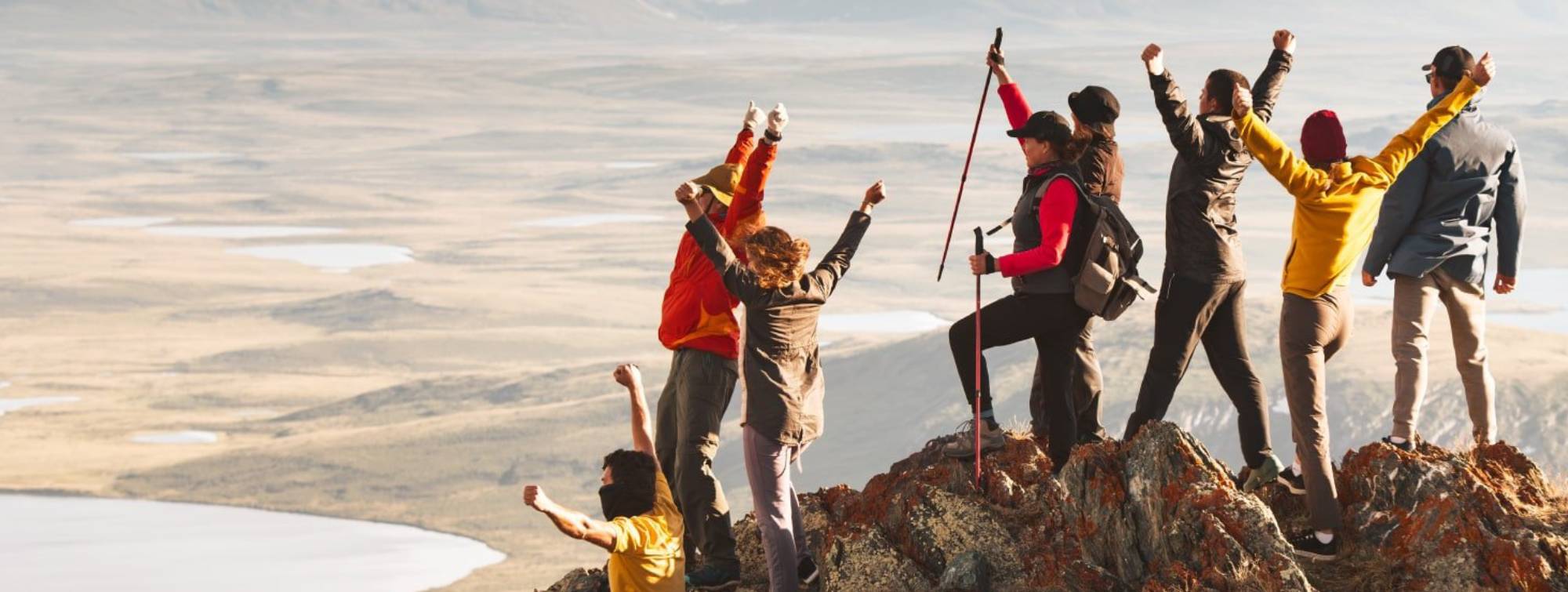 un groupe de randonneurs sur le pic de la montagne