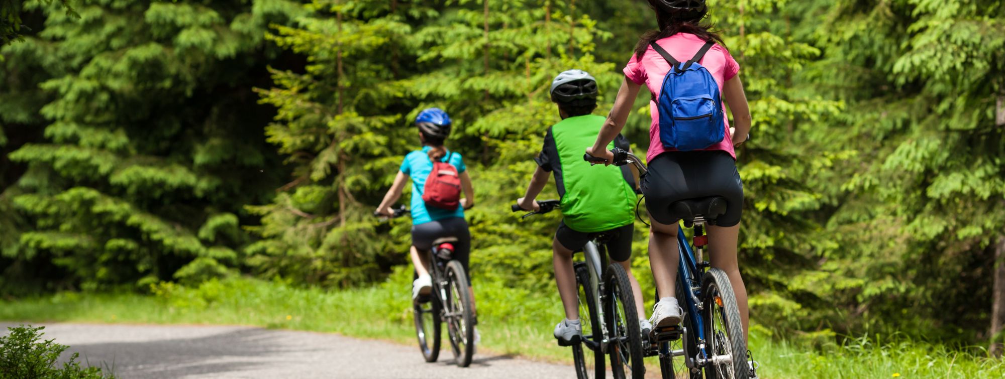 Une famille qui fait du vélo