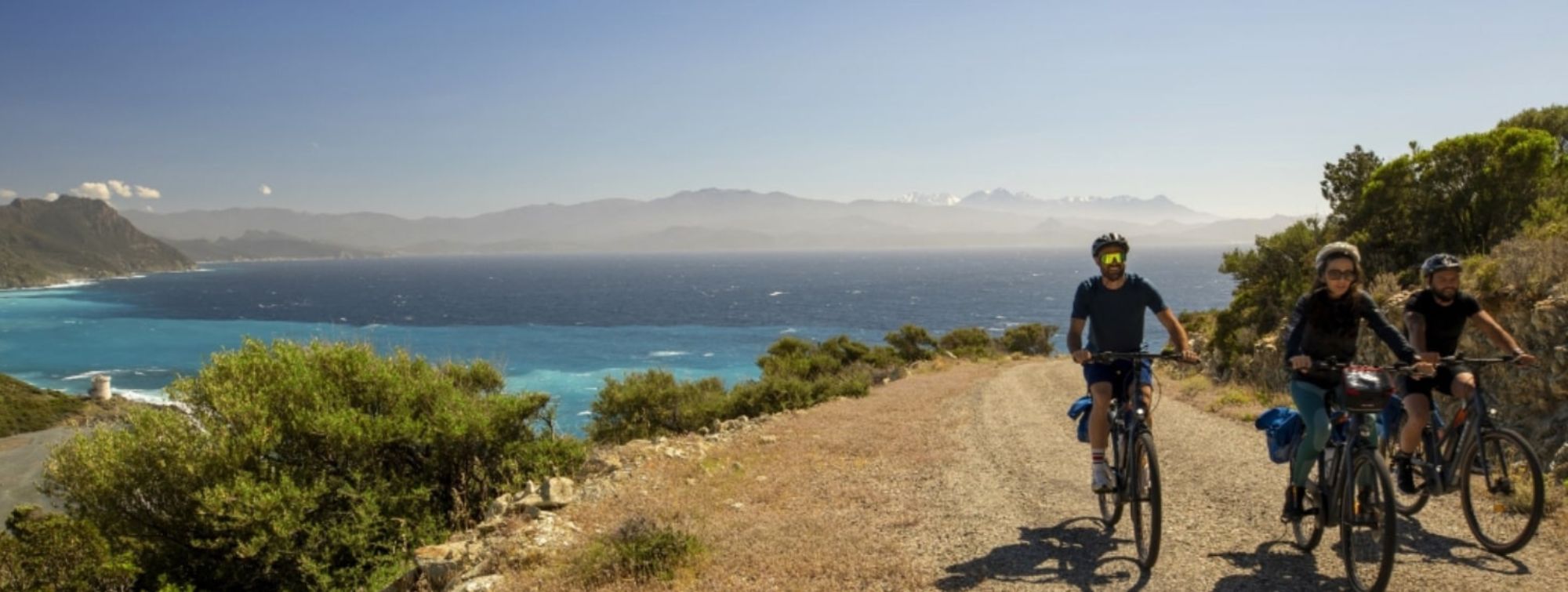 Faire du vélo au bord de la mer