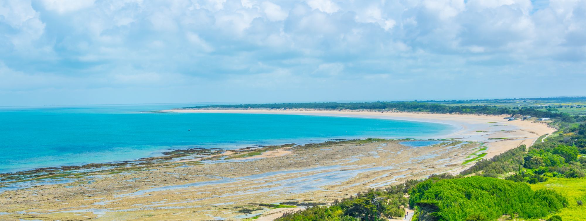 Un coucher de soleil sur les marécages de l'île de ré 
