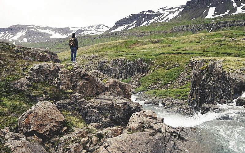 Une rivière traverse la montagne