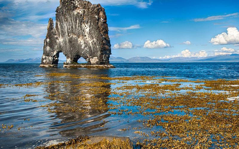 Un rocher naturel dans l'eau