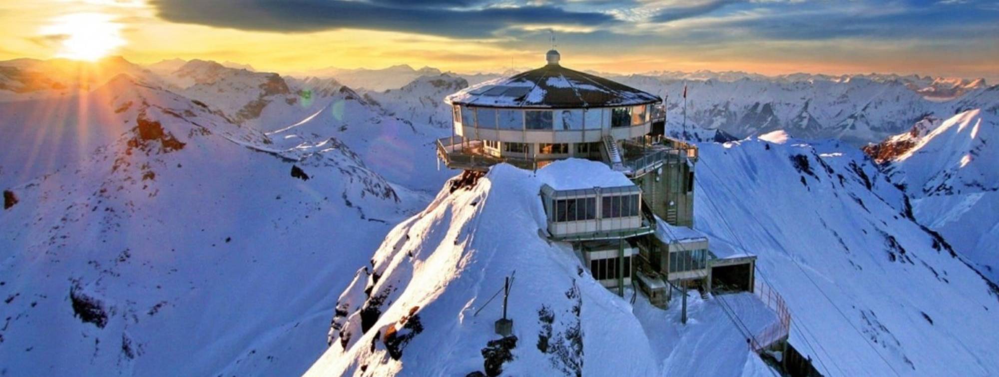 Un restaurant qui est au sommet de la montagne 