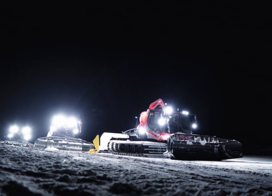 Des dameuses sur les pistes