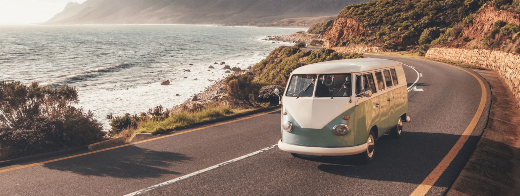 Un van sur la route au bord de mer